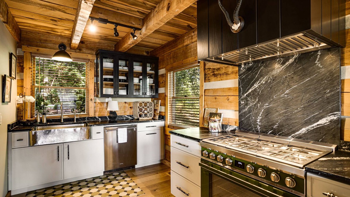 Smithville Cabin | Gray Pine Cabin: A sophisticated rustic retreat overlooking Center Hill Lake