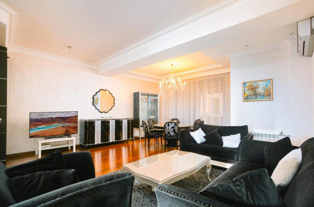 Kentron Apartment | Great 3 Bedroom 2 Bathroom in Katsin Building, Republic Square