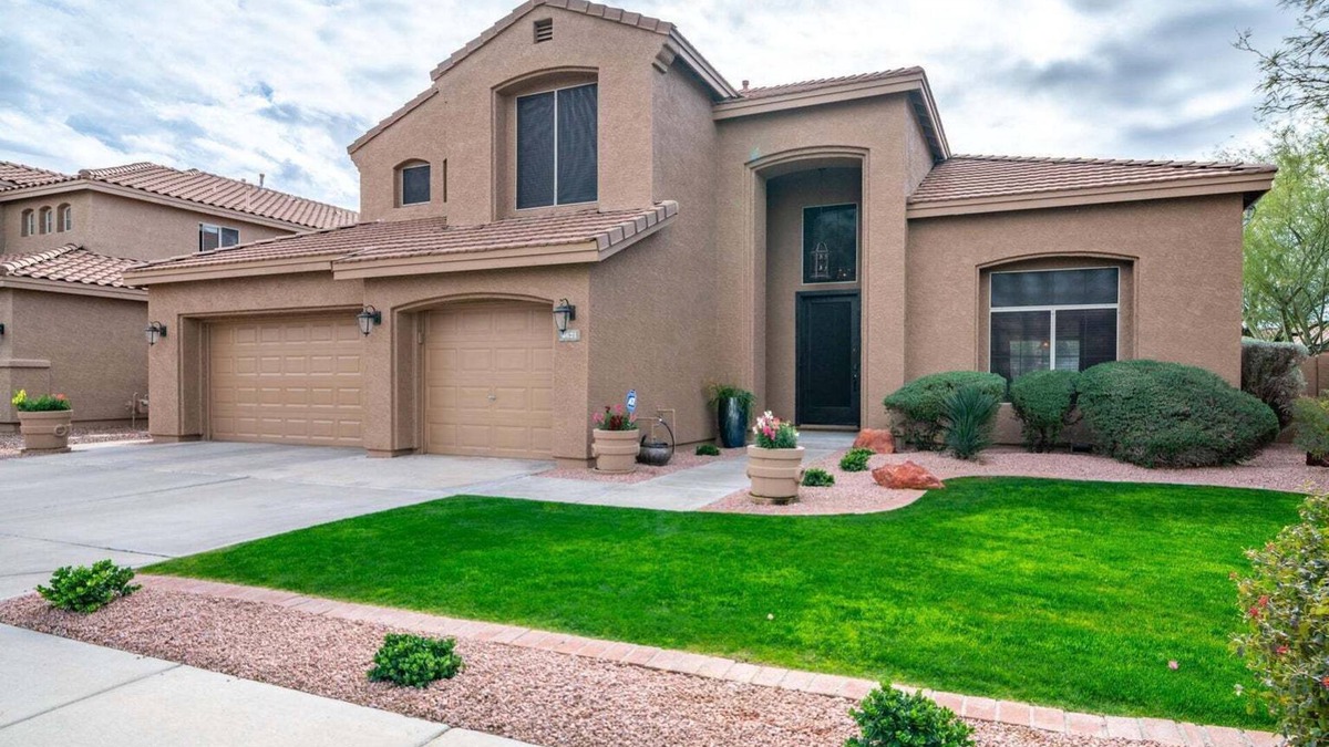 Desert Ridge House | GREAT 4-Bedroom HOME with POOL - PRIME location in Desert Ridge - PET Friendly