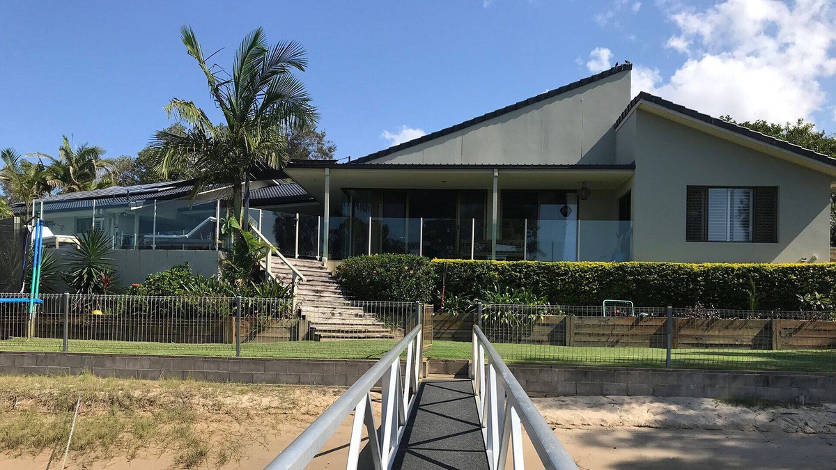 Mermaid Waters House | GREAT 6 BEDROOM 10 GUEST HOUSE FULLY AIR CONDITIONED ON THE CANAL