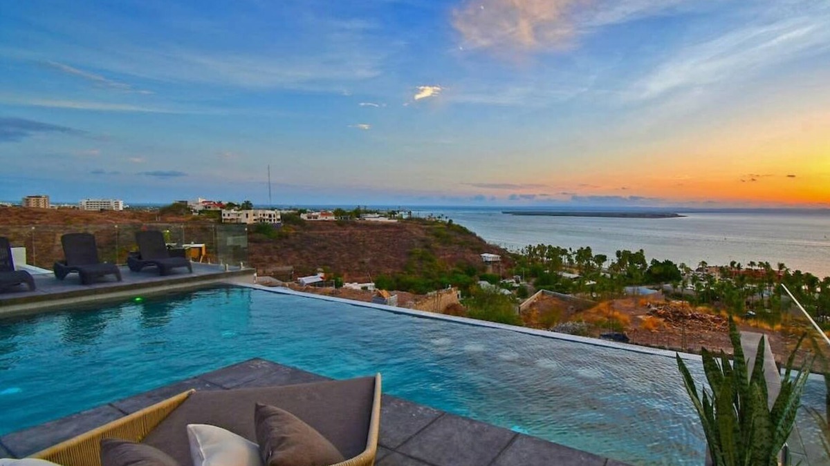 La Paz House | Great Bay Views, Infinity Pool, BBQ, Walk to Beach