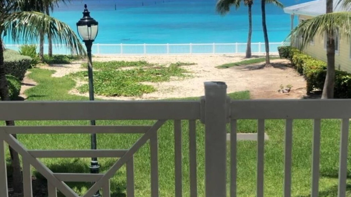 Alice Town Villa | Great Beach Front Villa