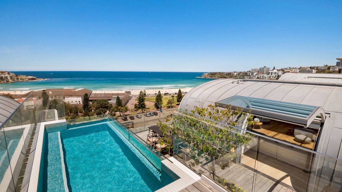 Bondi Beach Apartment | Great Bondi Penthouse with Amazing Views & Pool