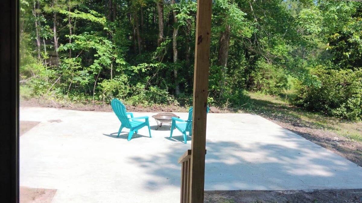 Clara Cabin | GREAT Cabin Near Maynor Creek! Just 25 min to home of HGTV Hometown Laurel, MS