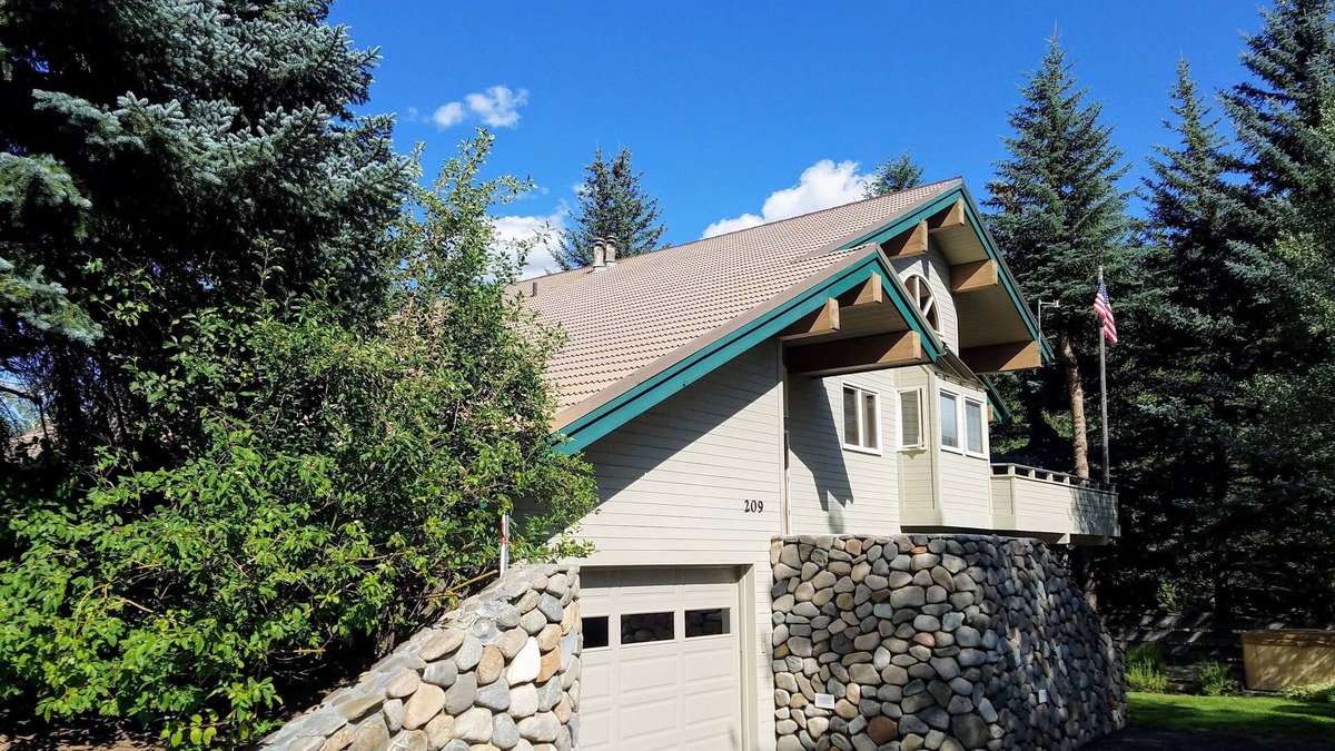 Warm Springs House | GREAT chance for a perfect spot in Ketchum! Late Aug/early Sept dates available!