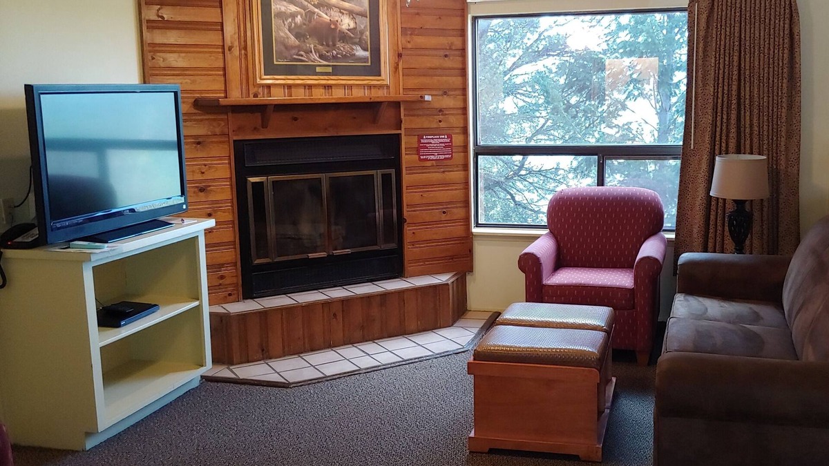 Ruidoso Condo | GREAT CONDO -3/2- ATOP CAMELOT MOUNTAIN OVERLOOKING A SCENIC MOUNTAIN PANORAMA