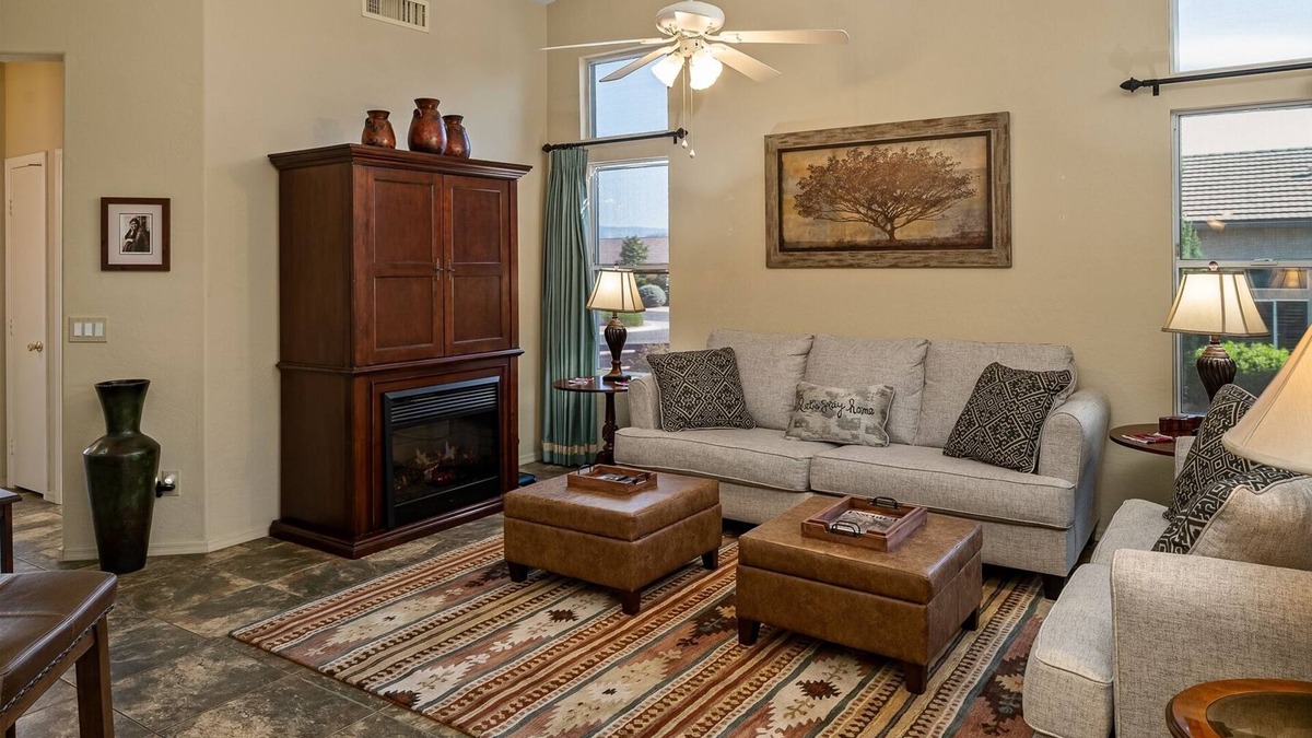 Cottonwood House | Great Cottonwood Location! Community Pool & Hot Tub! - Bronco - S021