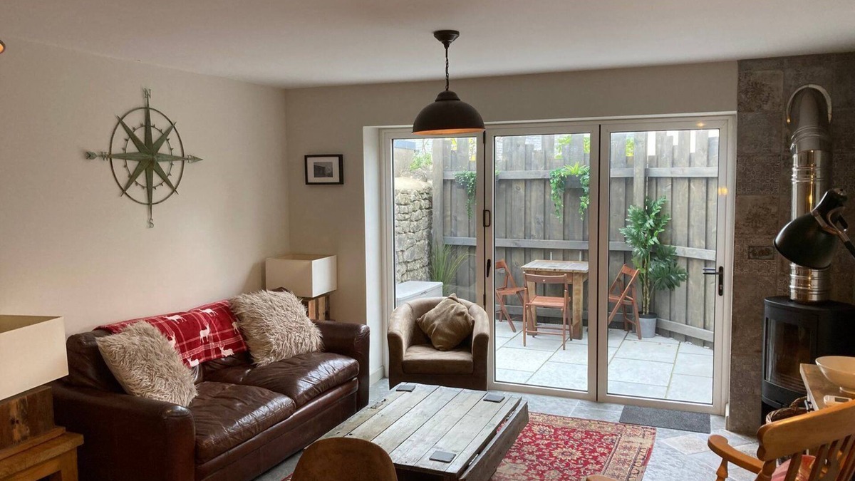 Cowbridge Apartment | Great country-style house with a courtyard