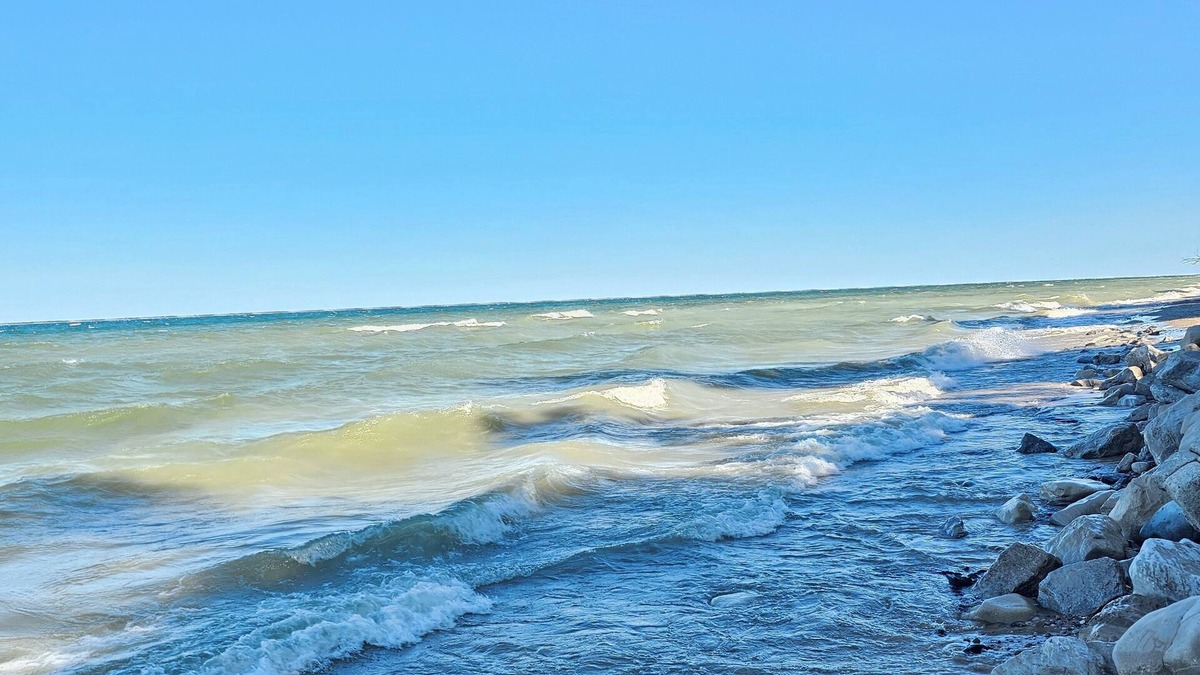 South Haven Cottage | Great cozy cottage with Lake Michigan beach access, nice large deck.