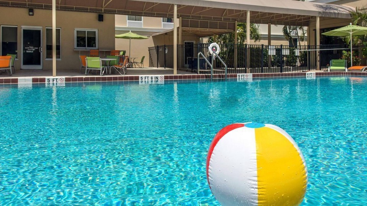 Tropic House | Great Deal! Comfy Unit for Business Travel, Event Space