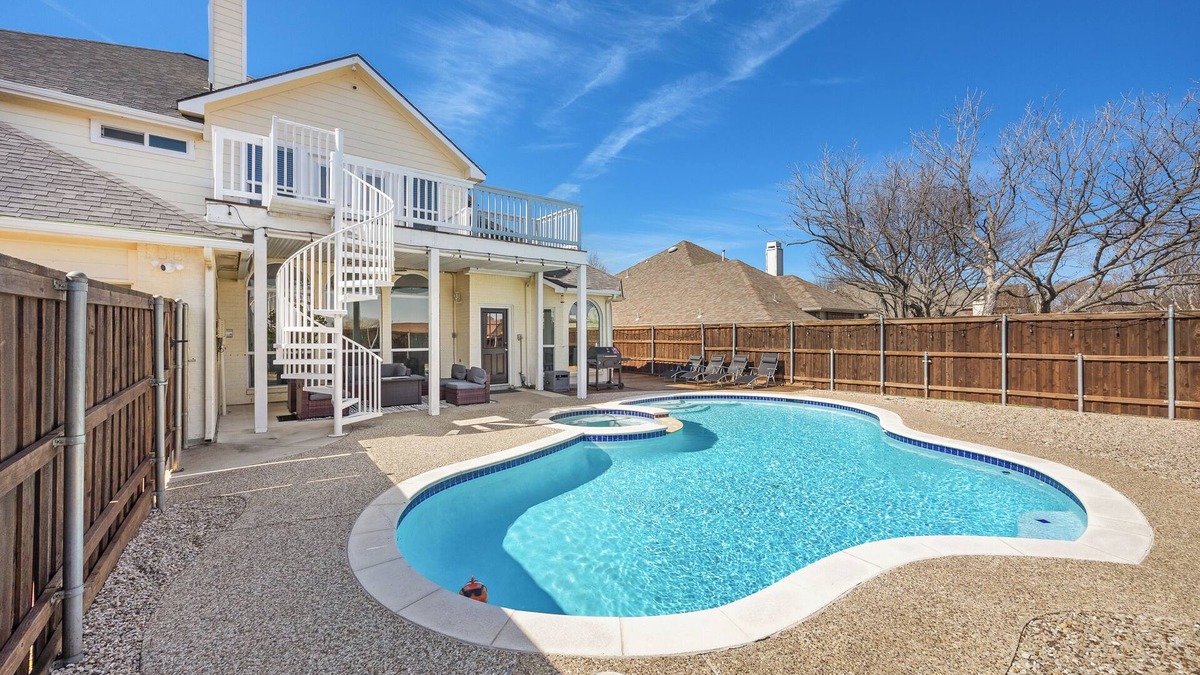 Rowlett House | GREAT DEAL! Huge and Stylish Lake View House in Rowlett
