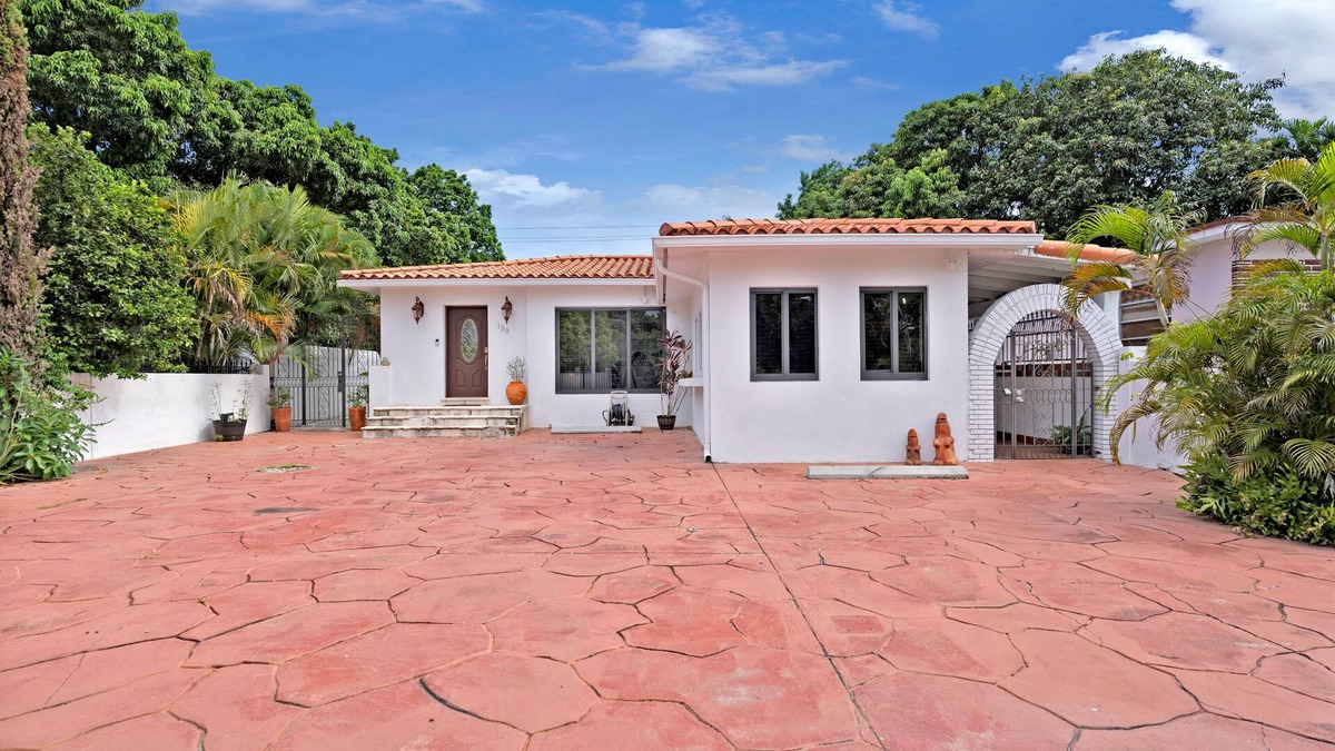 Hialeah House | Great Family home by airport with large pooL/yard