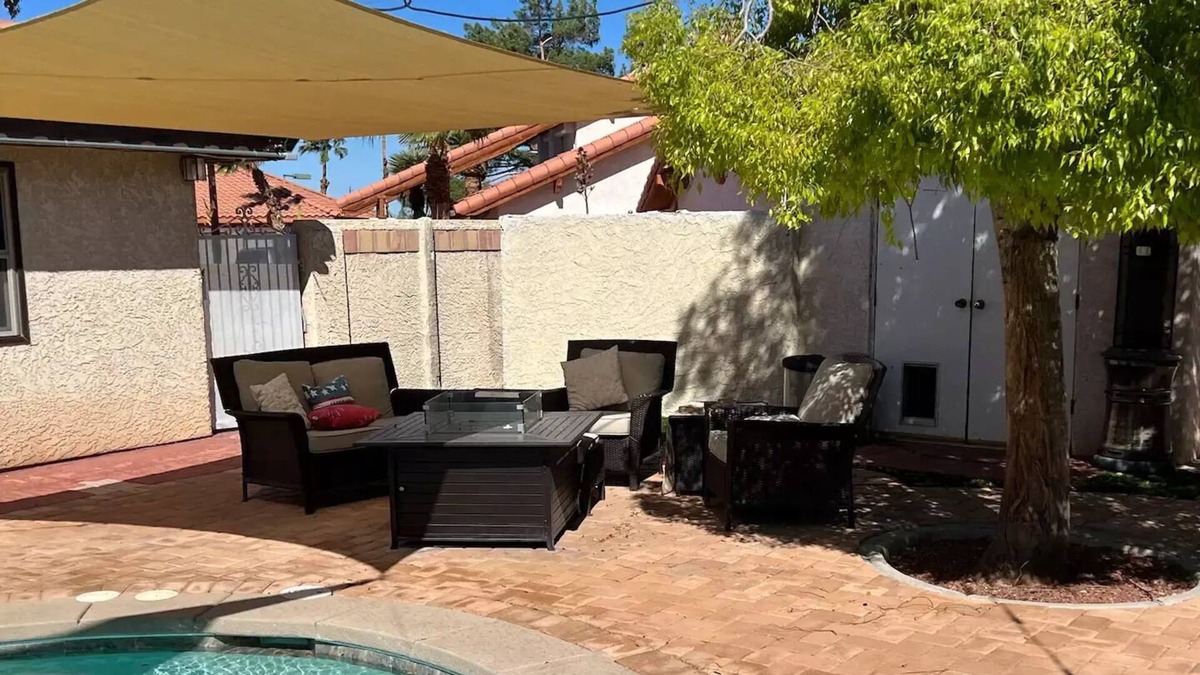 Chinatown House | Great for Corporate & Families - 10 Minutes to Strip