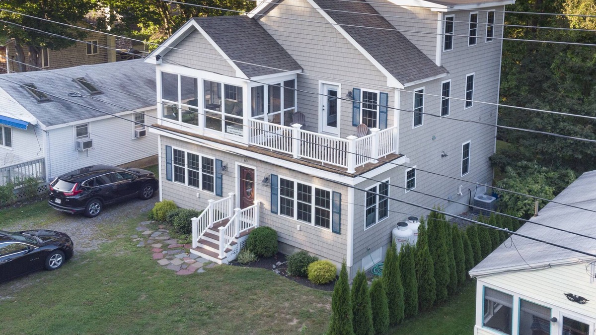 York Beach House | GREAT FOR FAMILY REUNIONS! SECOND FLOOR SCREEN PORCH nGREAT FOR WEDDING WEEKENDS