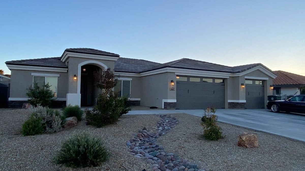 Kingman House | Great for traveling for work or a vacation. Spacious 4-bedroom house in Kingman