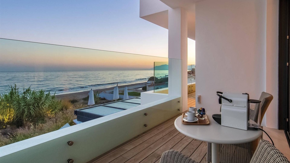 Urbanizacion Costabella House | Great front line beach villa with private pool