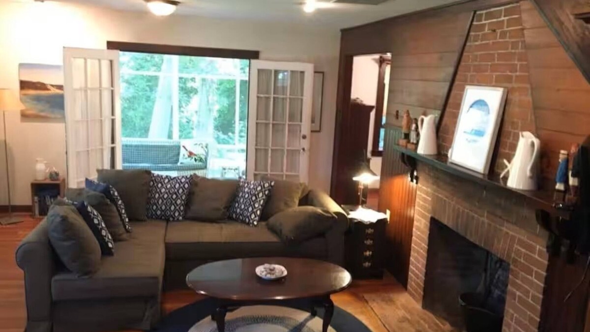 Manomet House | Great getaway for a family/two located on a quiet road, a 2 min walk to beach.