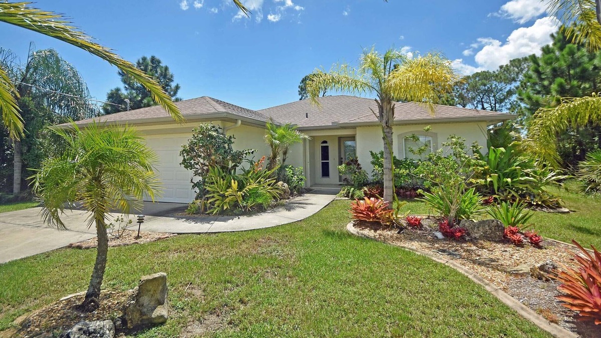 Englewood East House | Great golfing community, Minutes from sandy beaches
