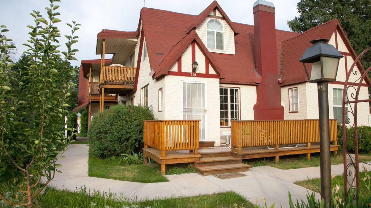 Lewis House | Great Home, Fully Furnished and a now a new sauna for after the days adventures!