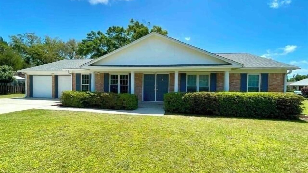 Northeast Pensacola House | Great home is just few miles to Pensacola Beach!