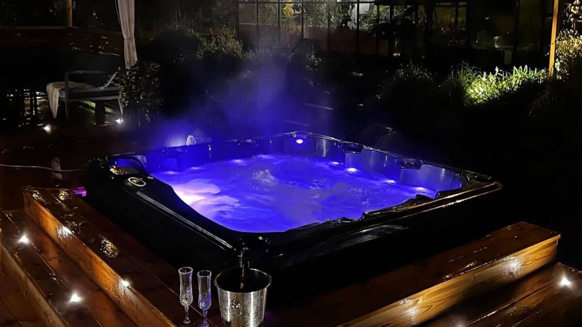 Nacka Municipality House | Great house with luxorious outdoor hot tub. Located in beautiful Saltsjöbaden.