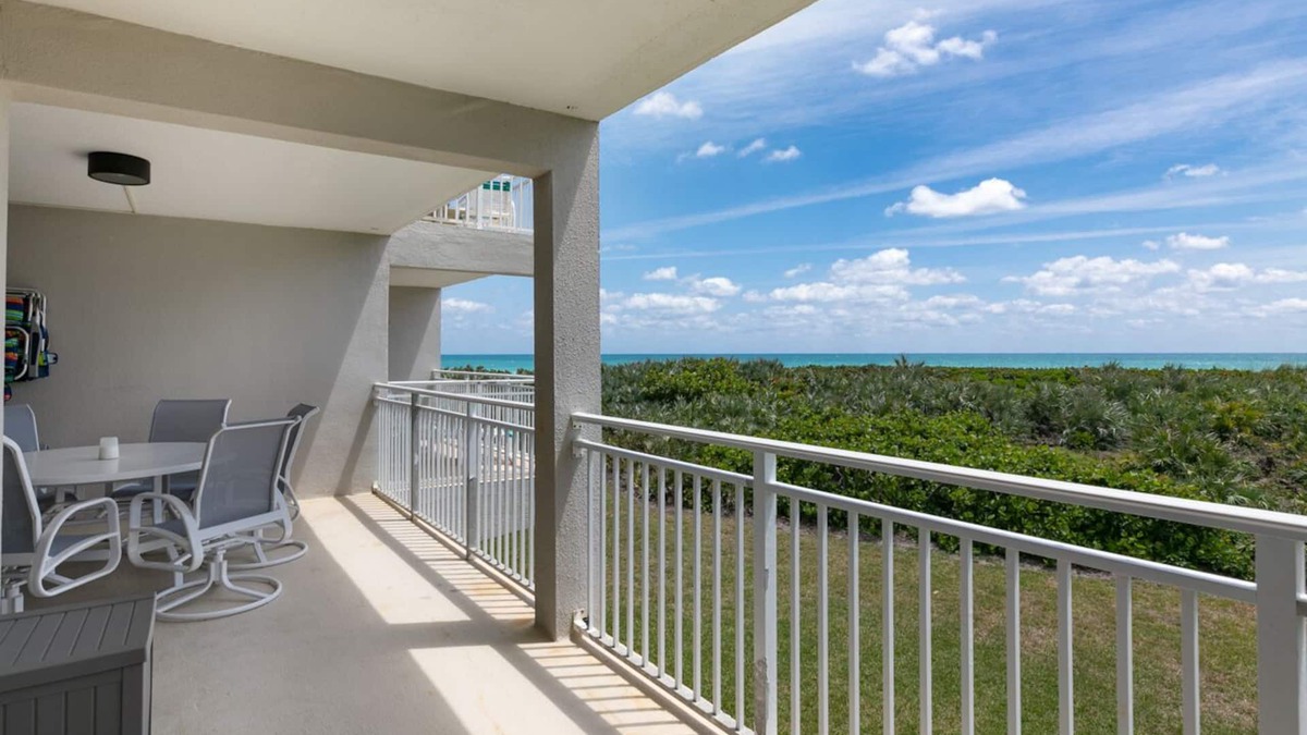 Stuart Condo | Great interior, and prime location on South Hutchinson Island - near downtown