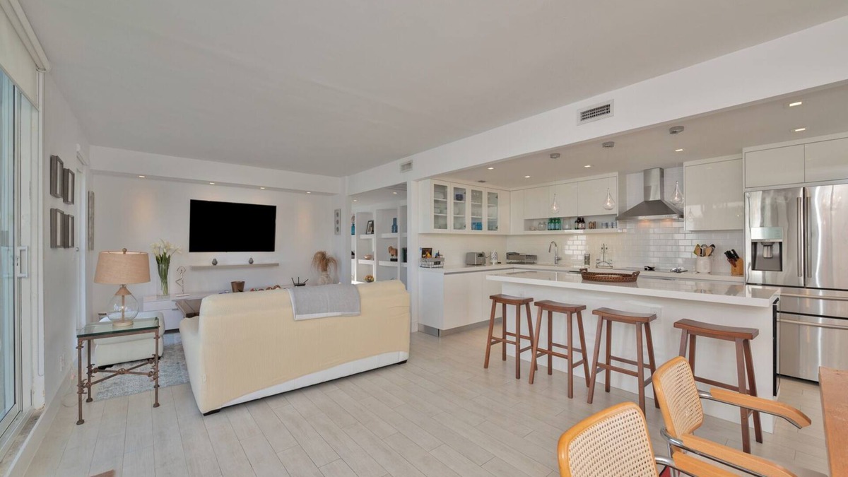 Key Biscayne Condo | Great Key Biscayne family sized ocean front condo 3/3 with large pvt terrace.
