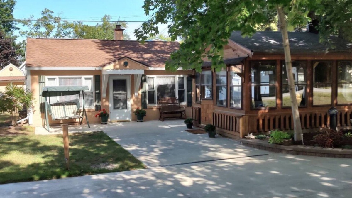 Caseville Cottage | Great Lakes Getaway Cottage w/Private Beach Access & More