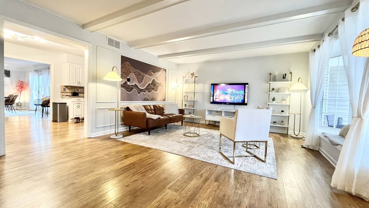 Wasco House | Great location-family friendly-Kids playroom-Spacious