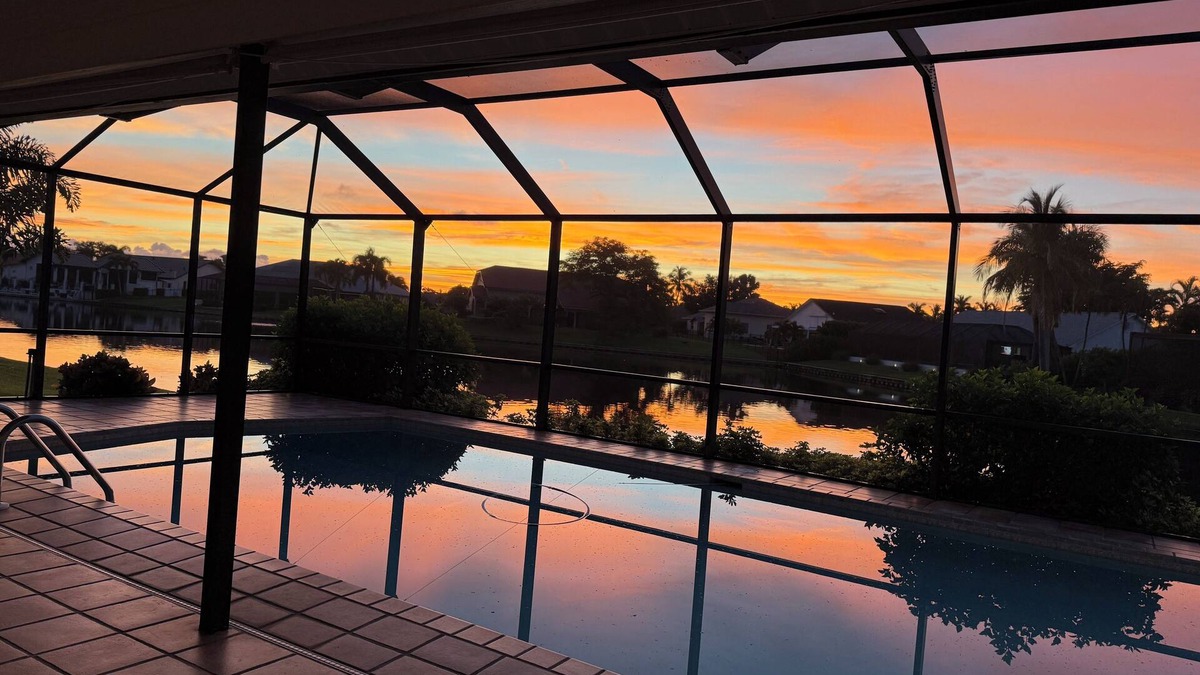 Town and River House | GREAT location near Ft Myers Beach, Sanibel, and walking distance to restaurants