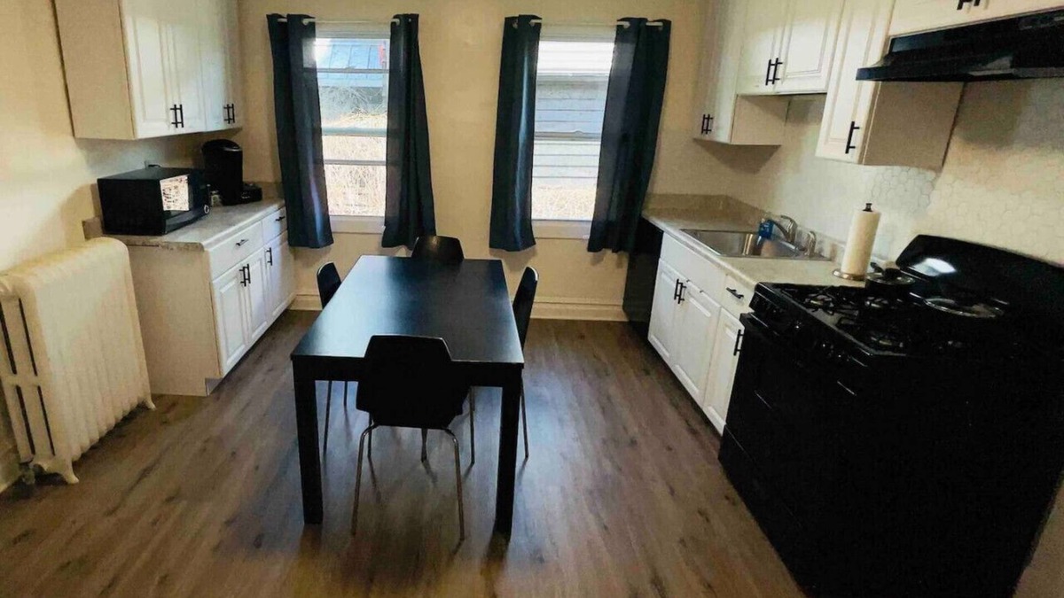Evanston Apartment | Great Location/Roomy/Modern/Private Office