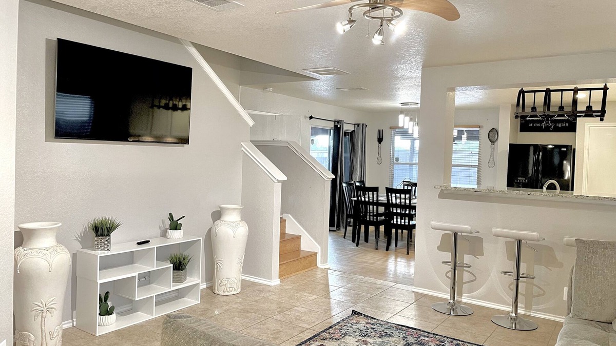 Maverick Creek House | Great location SixFlags/LaCantera/UTSA/Top Golf