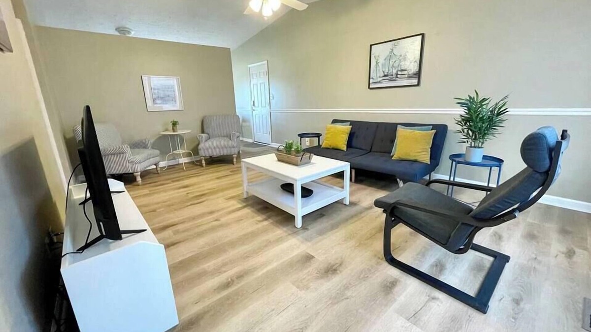 Acton House | Great Location! Sleeps 9, 15 min to Downtown!