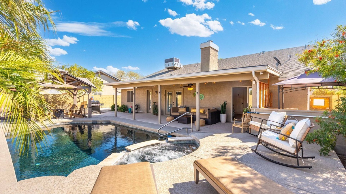 La Buena Vida House | Great Location! Walk to State Farm Stadium! FREE Heated Pool & Spa!