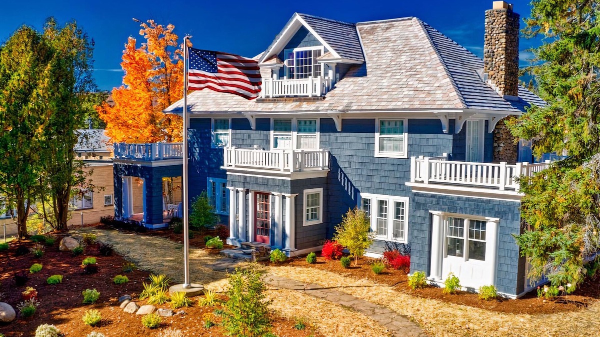 Hillcrest House | Great Location| Walk to Main Street| Large Groups