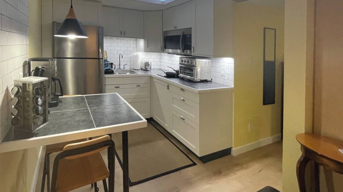 Oakwood Village Apartment | Great Mid-Town Toronto Bachelor Suite Convenient to Downtown and Airport