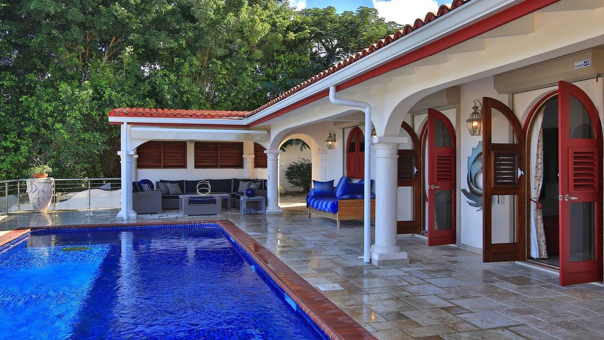 Cay Bay Hill Villa | Great Ocean View Property - Short walk to the beach