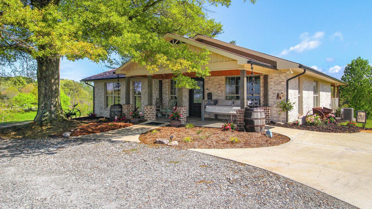 Jasper House | Great Outdoor Space: 'Margy's Farmhouse' in Jasper