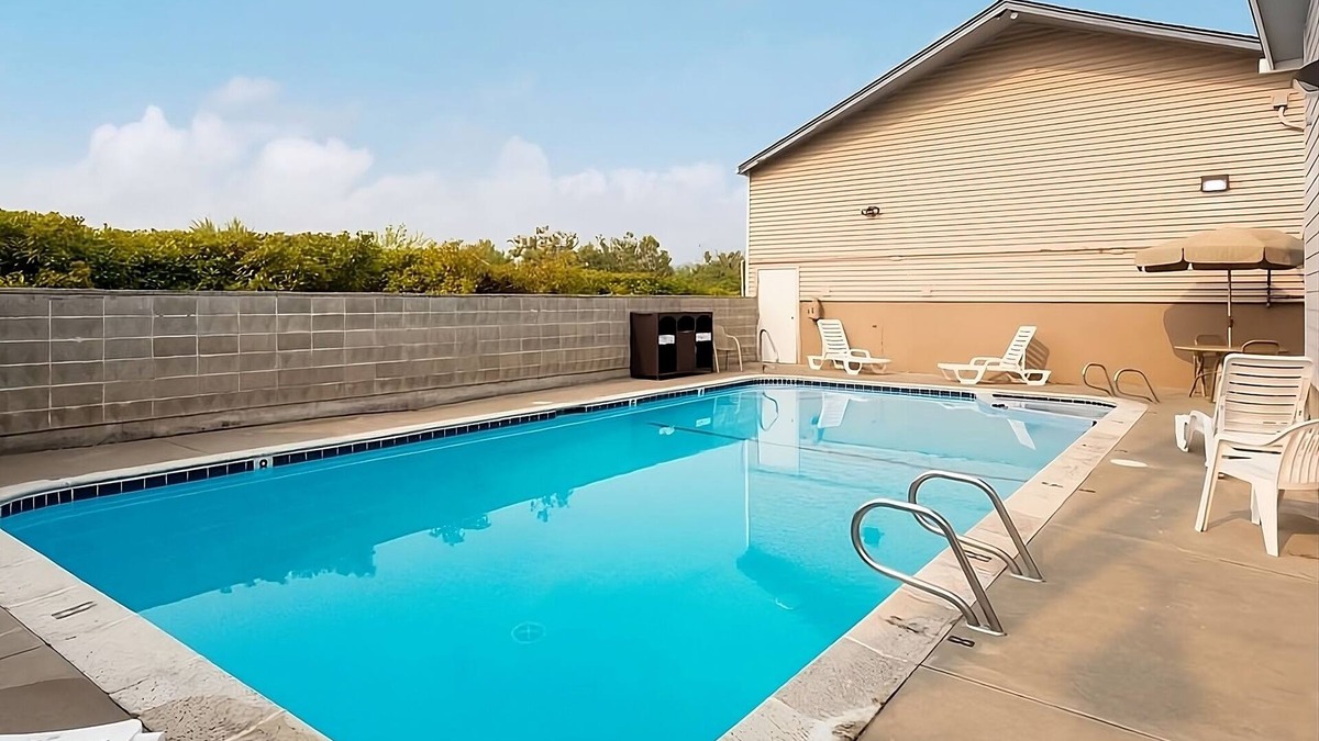 Grants Pass Hotel | Great Relaxing Overnight Stay! Spacious Unit. Minutes Away To GP Shopping Center