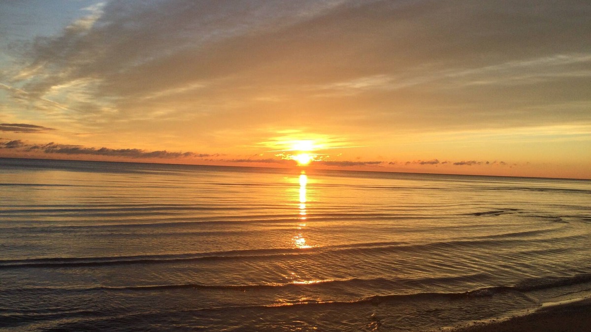 Au Gres House | GREAT SANDY BEACH, WATCH THE SUNRISE FROM THIS BEAUTIFUL HOME ON LAKE HURON.