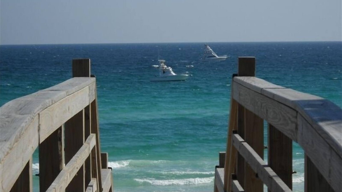 Crystal Beach Cottage | Great Tarpon Getaway Sleeps 8,Pet Friendly,Steps to the Beach