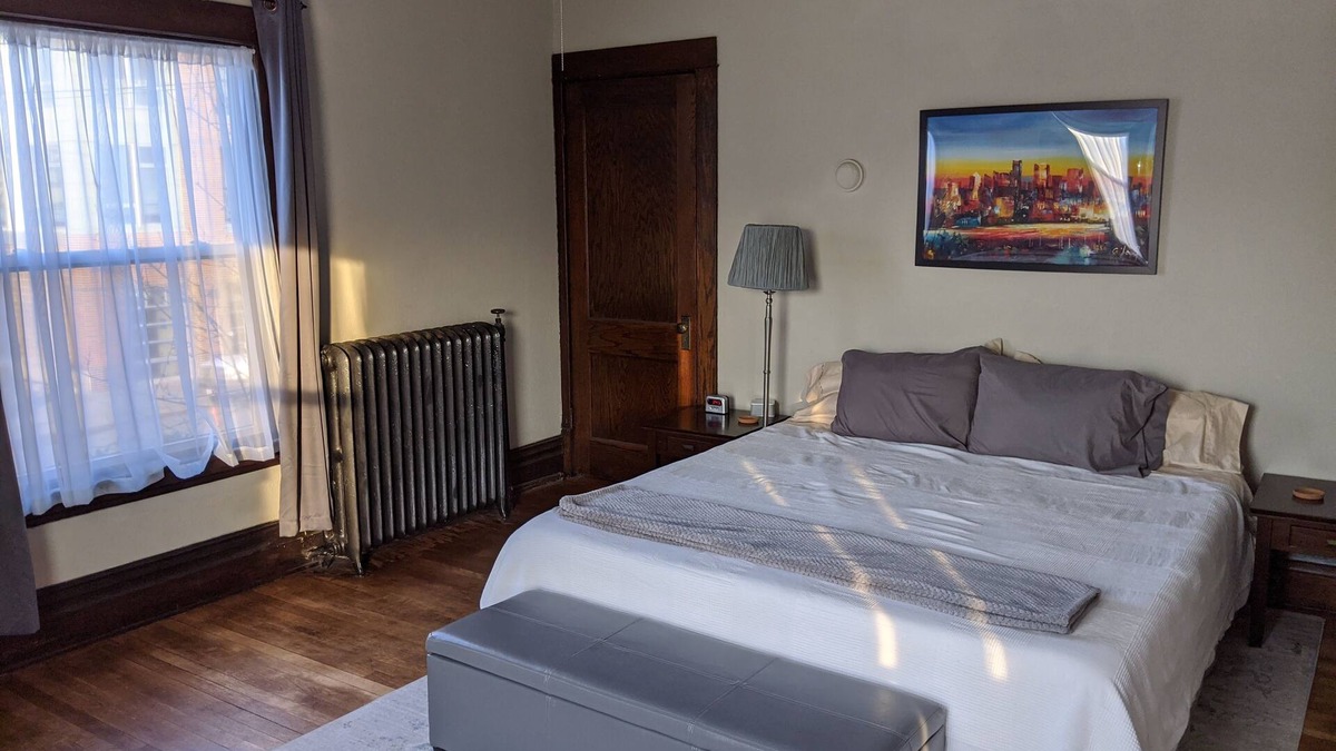 Lyn-Lake House | Great Uptown Apartment, Great Location! Suite#1