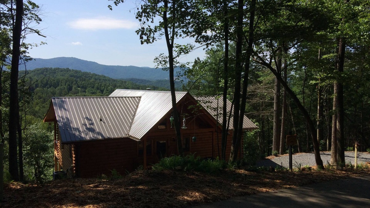 Ellijay Cabin | Great Views -"Lazy Bear Inn"
