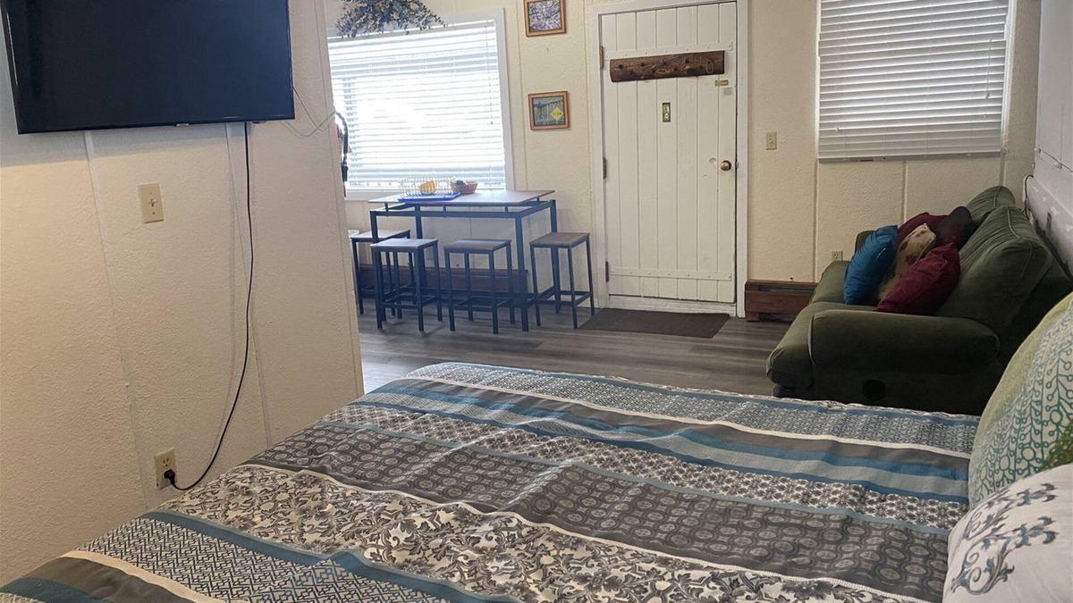 Glenwood Springs Condo | Great views, Vaulted ceiling, Cheerful & Bright