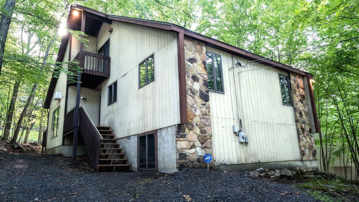 Bushkill House | GreatRoom, soaring ceilings, window walls,F/Place Just what you are looking for.