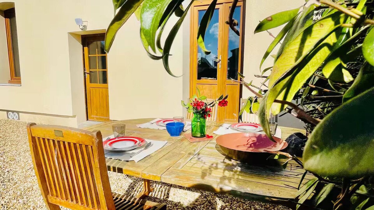 Cote Est Soquence House | Green Bubble in the LH urban oasis