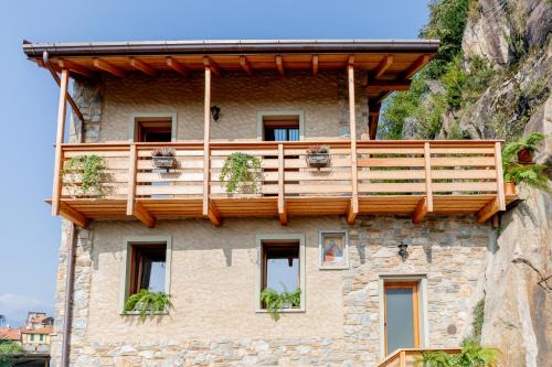 Dervio Apartment | Green Chalet Scalotta - Private Garden with Jacuzzi and Spa