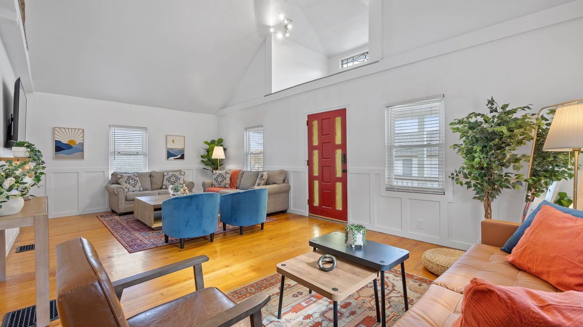 Covington House | Green Destiny! 7min to DT Cincy, Pool & Hot tub