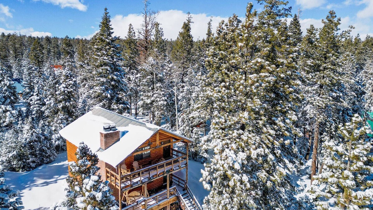 Duck Creek Village Cabin | Green Door Lodge- Duck Creek Village, Ut. -3bd/2ba - Pet Friendly!