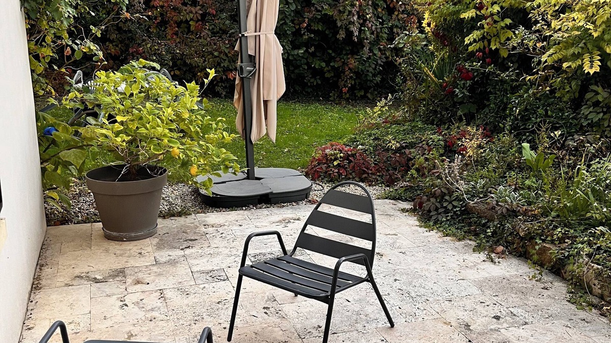 Les Cheres House | Green house close to the city